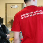 zoom sur un étudiant GEII portant un t-shirt de l'IUT Saint Dié