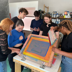 Photo de l'atelier sérigraphie à la Friche avec les étudiants de BUT2 MMI.