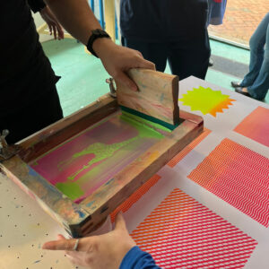 Photo de l'atelier sérigraphie à la Friche avec les étudiants de BUT2 MMI.