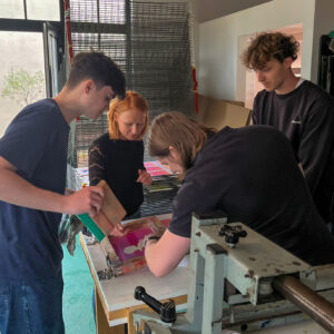 Photo de l'atelier sérigraphie à la Friche avec les étudiants de BUT2 MMI.