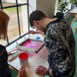 Photo de l'atelier sérigraphie à la Friche avec les étudiants de BUT2 MMI.