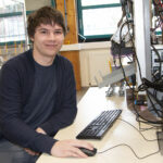 étudiant GEII face à un ordinateur