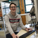 étudiant GEII avec un clavier