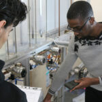 deux étudiants GEII effectuent des mesures