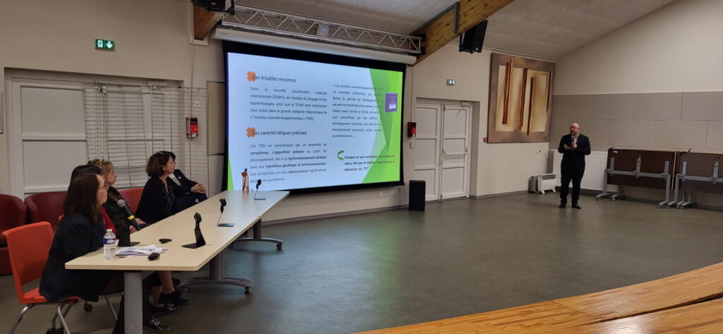 La conférence a lieu à l'Amphithéâtre de l'IUT.