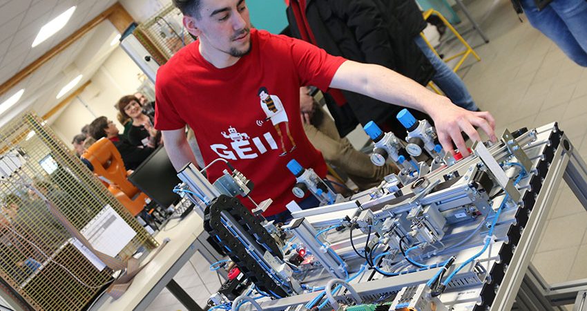 démonstration technique par un étudiant GEII